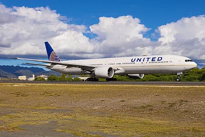 N2142U aircraft